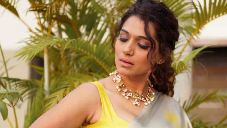 Urmila Kothare: अभिनेत्री उर्मिला कोठारेच्या भरधाव कारने दोघांना चिरडलं, एकाचा मृत्यू अभिनेत्री उर्मिला कोठारेच्या भरधाव कारने दोघांना चिरडलं