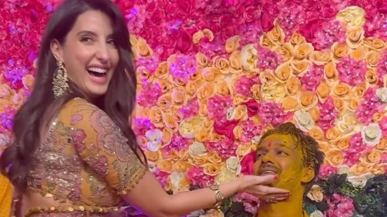 Nora Fatehi: ट्रेनने रत्नागिरी गाठलं, मराठमोळ्या मित्रासाठी नोरा हळदीतही थिरकली मराठमोळ्या मित्रासाठी नोरा थेट पोहचली रत्नागिरीला