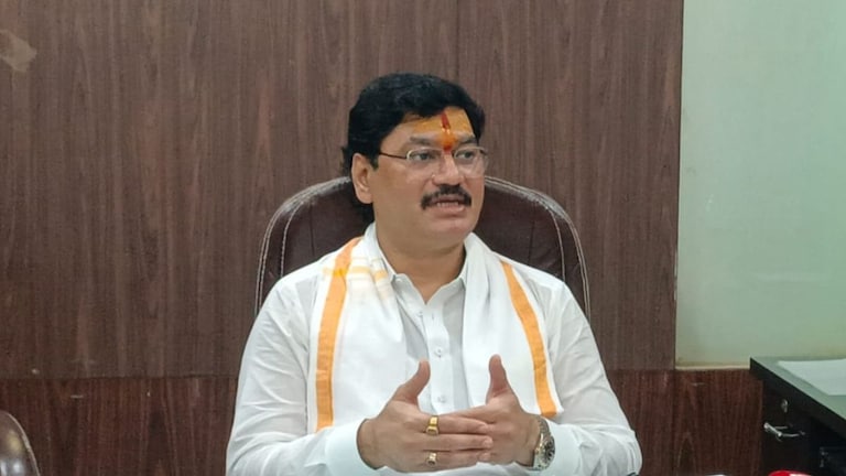 Beed: 'धनंजय मुंडेंना मंत्रिपदावरून काढून टाका...', कोणी केली थेट हायकोर्टात याचिका? Mumbai Tak