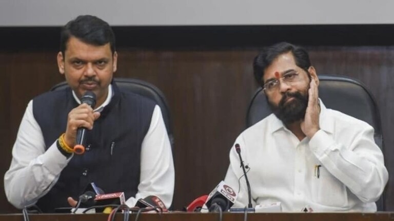 शिंदेंच्या 'त्या' निर्णयाला CM फडणवीसांकडून स्थगिती, विरोधकांकडून 2800 कोटींच्या घोटाळ्याचा आरोप शिंदेंच्या 'त्या' निर्णयाला CM फडणवीसांकडून स्थगिती