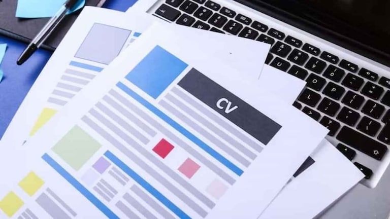 Job Selection Tips: ...तरच तुमचं जॉब सिलेक्शन पक्क! कंपनीत CV पाठवण्याची योग्य वेळ कोणती? What Is The Best Time To Send A Resume