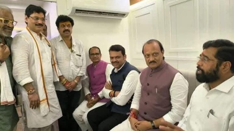 Walmik Karad: 'लाकडं पाठवून द्यावी, तसंही कराड सुटल्यावर...', कराडवरून संजय राऊतांचा करडा सवाल कराडवरून संजय राऊतांचा करडा सवाल