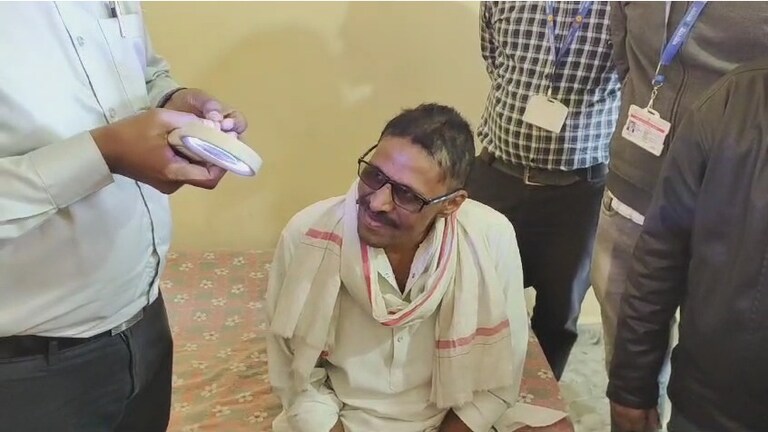 अचानक सगळ्यांना पडतंय टक्कल... गावकरी हादरले, बुलढाण्यात 'या' Virus ची भीती! अचानक सगळ्यांना पडतंय टक्कल... गावकरी हादरले
