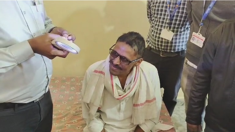अचानक सगळ्यांना पडतंय टक्कल... गावकरी हादरले, बुलढाण्यात 'या' Virus ची भीती! अचानक सगळ्यांना पडतंय टक्कल... गावकरी हादरले