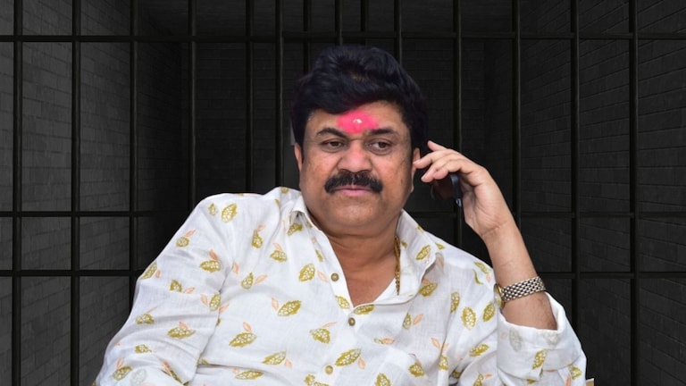Walmik Karad SIT Custody : संतोष देशमुख यांच्या हत्येचा कट रचल्याचा आरोप, SIT ला मिळाला वाल्मिकचा ताबा Mumbai Tak