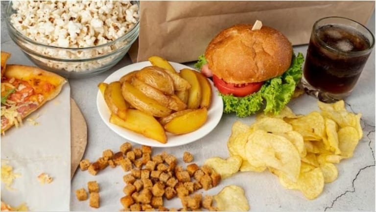 Health Tips: रात्री 10 नंतर 'हे' पदार्थ खाल्ले तर वाटच लागेल! Health Tips in marathi, 10 tips for good health, Health tips for students, 100 health tips, Simple health tips, Health tips of the day, Health tips for women, Health tips for adults,