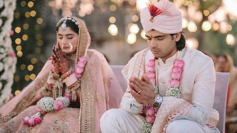 Neeraj Chopra: गोल्डन बॉय नीरज चोप्रानं केलं लग्न, पाहा कोण आहे नववधू गोल्डन बॉय नीरज चोप्रानं केलं लग्न