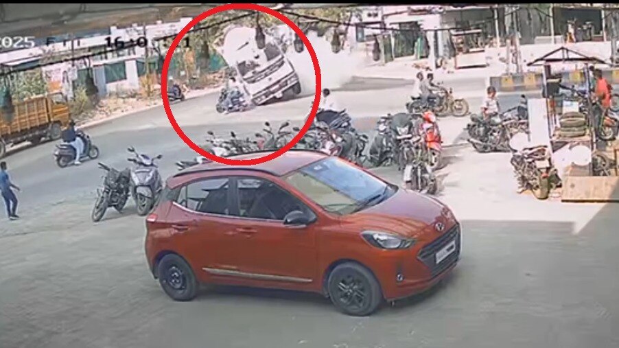 पुण्यात सिमेंट मिक्सर ट्रकखाली चिरडून दोन मुलींचा मृत्यू