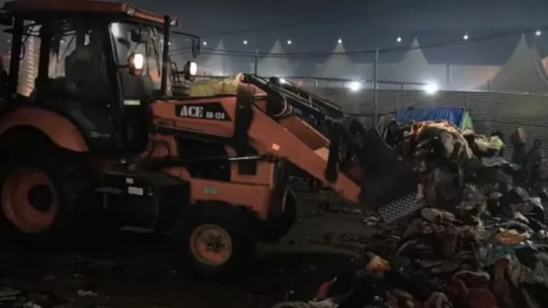 Prayagraj Stampede: कुंभमेळ्यात दुसरीकडेही झालेली चेंगराचेंगरी, सत्य कोणी लपवलं? कुंभमेळ्यात दुसरीकडेही झालेली चेंगराचेंगरी