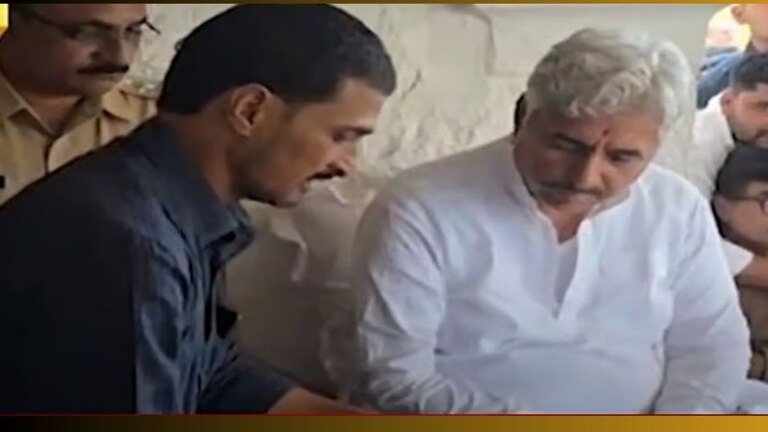 Namdev Shastri: "मी गुन्हेगाराच्या पाठीमागे नाही, फक्त...", देशमुख कुटुंबीय भगवानगडावर पोहोचल्यावर नामदेव शास्त्री काय म्हणाले? Namdev Shastri On Santosh Deshmukh Murder Case