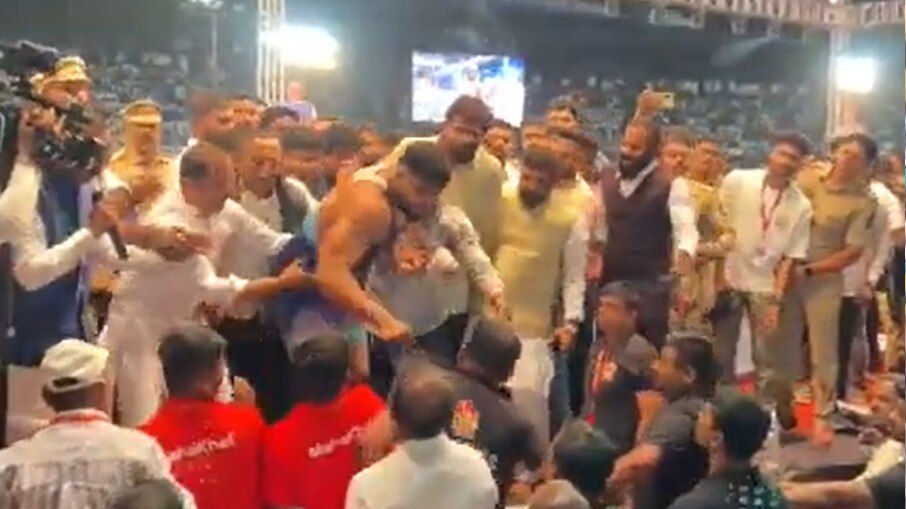 शिवराज राक्षेने थेट पंचाला का मारली लाथ?