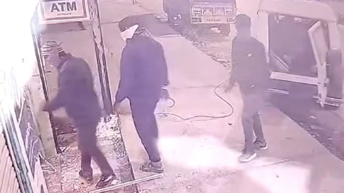 Buldhana : ATM चोरी करायला आले, बोलेरोला बांधून बाहेर ओढलं, पण शेवटी असं काय घडलं की चोरटे पळाले Mumbai Tak