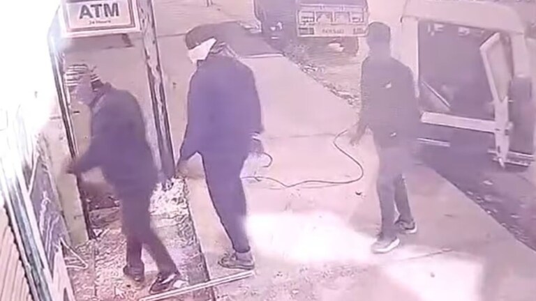 Buldhana : ATM चोरी करायला आले, बोलेरोला बांधून बाहेर ओढलं, पण शेवटी असं काय घडलं की चोरटे पळाले Mumbai Tak