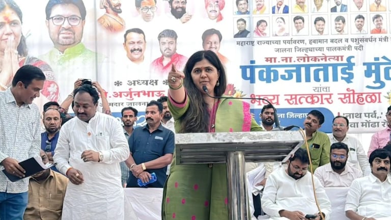 CM फडणवीसांसमोरच पंकजा मुंडेंनी मारला सुरेश धसांना टोमणा... मंचावर काय घडलं? पंकजा मुंडेंनी मारला सुरेश धसांना टोमणा