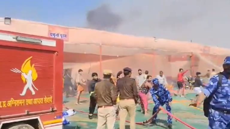 Kumbh Mela Fire : कुंभ मेळ्यात तिसऱ्यांदा लागली आग, मंडप पेटले, अग्निशमन दलाच्या गाड्या घटनास्थळी Mumbai Tak