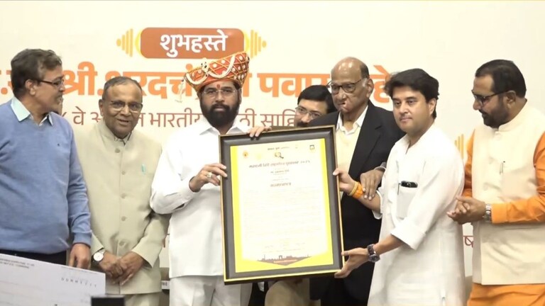 "शरद पवार साहेबांची राजकारणातील गुगली...", महादजी शिंदे पुरस्कार मिळाल्यानंतर DCM एकनाथ शिंदेंचं मोठं विधान! DCM Eknath Shinde On Sharad Pawar