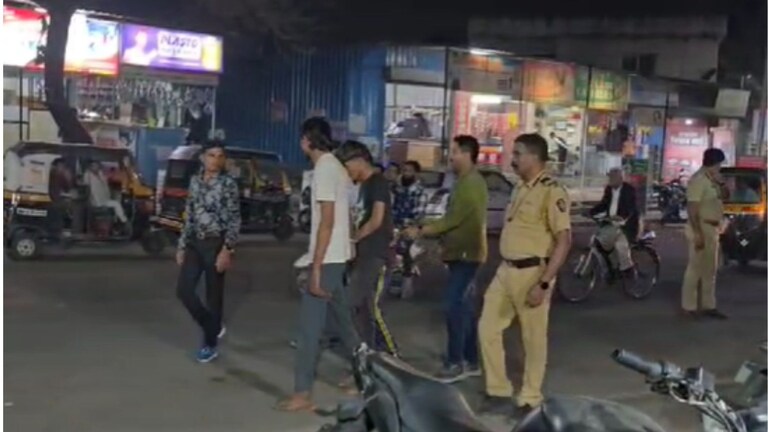 Pune Crime : कोयते दाखवून दहशत पसवणाऱ्या गुंडांची पुणे पोलिसांनी काढली धींड Mumbai Tak
