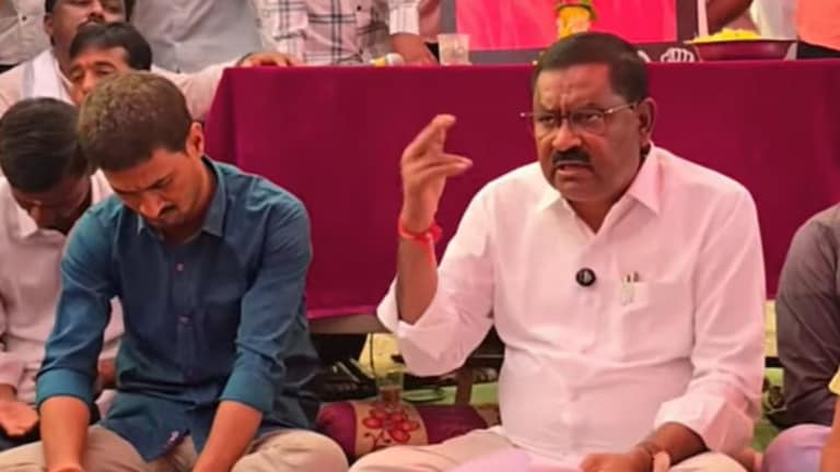 Suresh Dhas : "मुख्यमंत्र्यांना भेटून विनंती करणार की...", धनंजय देशमुखांच्या भेटीनंतर धस काय म्हणाले? Mumbai Tak