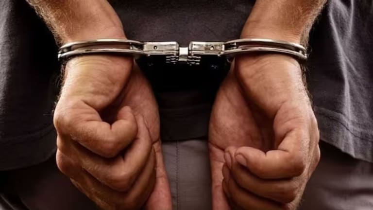 Thane Crime News : महिलांना गोड बोलण्यात अडकवून दागिने चोरायचे, गुजरातच्या दोघांना अटक Mumbai Tak