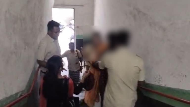 Pune : "शरीरसुखाची मागणी पूर्ण न केल्यानं मला निलंबित केलं...", PMPL महिला कंडक्टरचा कार्यालयातच आत्मदहनाचा प्रयत्न Mumbai Tak