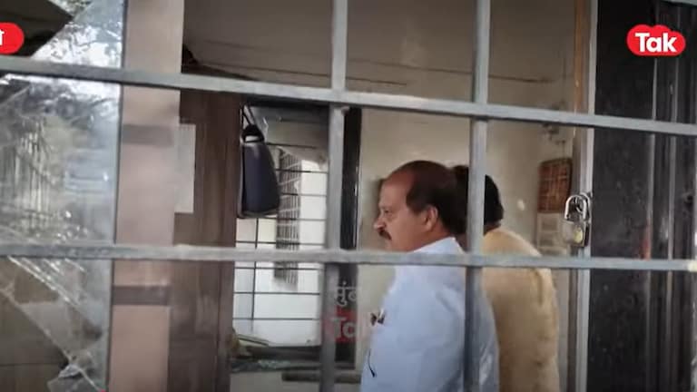 PUNE: शिवशाही बसमध्ये तरुणीवर बलात्कार, वसंत मोरेंकडून डेपोत तोडफोड! शिवशाही बसमध्ये तरुणीवर बलात्कार