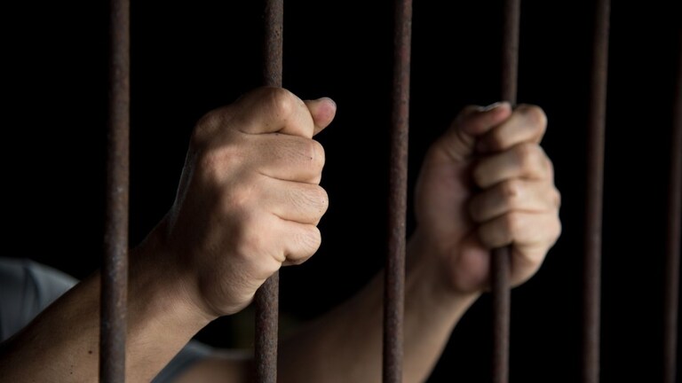 Crime News : लग्न पुढे ढकलल्यामुळे तरूणाला राग आला , तरूणीच्या ऑफिसमध्ये जाऊन केला हल्ला... Mumbai Tak