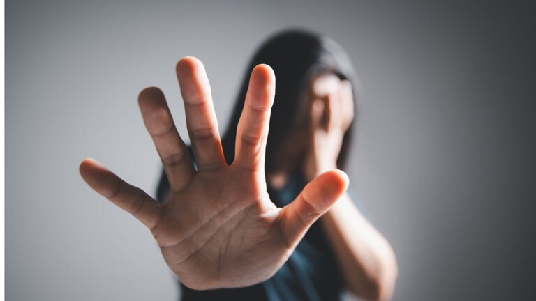 Washim मध्ये 24 तासात दोन अल्पवयीन मुलींवर अत्याचार, आईसस्क्रीम देण्याच्या बहाण्याने दुकानात घेऊन जात... Mumbai Tak