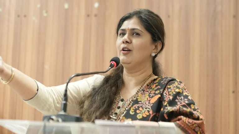 'बीडचे कशाला प्रश्न विचारता.. पुण्याचे पत्रकार आहात तुम्ही', पंकजा मुंडे चिडल्या पंकजा मुंडे चिडल्या (फोटो: फेसबुक)
