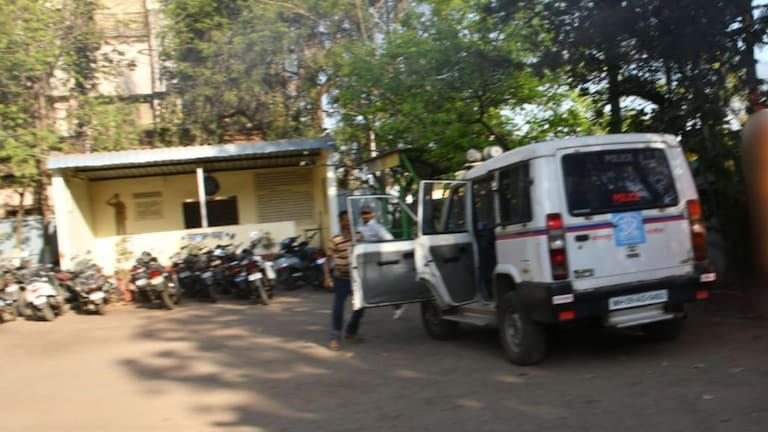 Kolhapur : पत्नीसोबतचा वाद टोकाला, पतीनं पोलीस स्टेशनमध्येच स्वत:ला पेटवून घेतलं, थरार कॅमेऱ्यात कैद Mumbai Tak