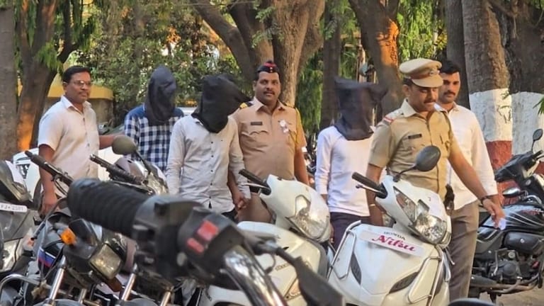 Pune Crime : बेरोजगारीमुळे मेेकॅनिकल इंजिनीअने सुरू केली चोरी, पोलिसांनी तब्बल 56 दुचाकी केल्या जप्त Mumbai Tak