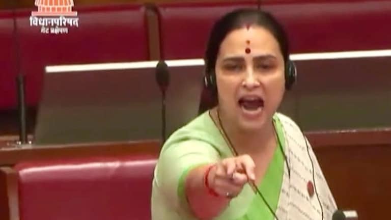 "तुमच्यासारखे असे 56 पायाला बांधून फिरते" विधानपरिषदेत कडाडणाऱ्या चित्रा वाघ आहेत तरी कोण? चित्रा वाघ आहेत तरी कोण?