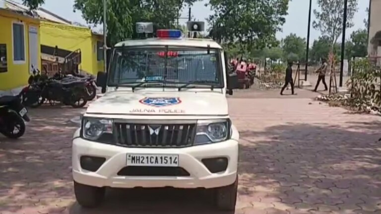 Jalna : शेतात झाडाखाली झोपलेल्या महिलेला दगडाने ठेचून संपवलं, अंतरवालीमध्ये नेमकं काय घडलं? Mumbai Tak