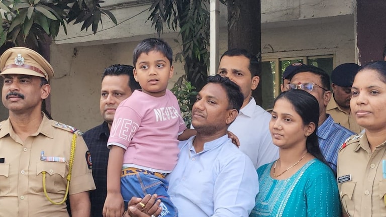 डोंबिवलीतील हाय प्रोफाइल सोसायटीतून चिमुकल्याचं अपहरण, फक्त 3 तासात पोलिसांनी कसं शोधलं आरोपींना? फक्त 3 तासात पोलिसांनी आरोपींना कसं शोधलं?