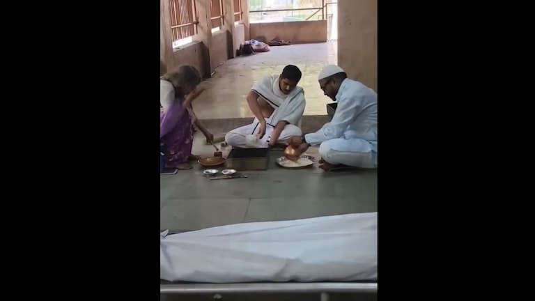 वृद्ध ब्राह्मण व्यक्तीवर अंत्यसंस्कार करणारे जावेद खान आहेत तरी कोण?, पुण्यात जोरदार चर्चा जावेद खान आहेत तरी कोण?