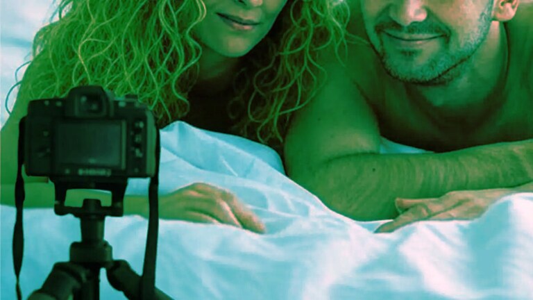 उज्वल आणि नीलू 4 तासात शूट करायचे मुलींचे अडल्ट Video, अन् नंतर नवरा-बायको... उज्वल आणि नीलू 4 तासात शूट करायचे मुलींचे अडल्ट Video (काल्पनिक फोटो, सौजन्य: AI)