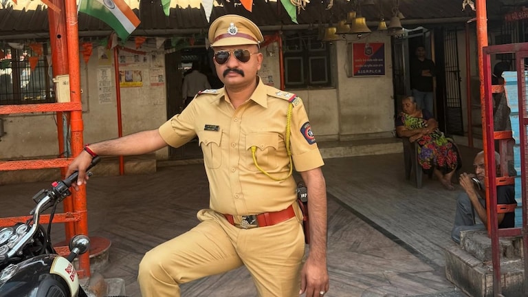 कराडच्या Encounter चा दावा, EVM मशीन आणि मुंडेंवर  खळबळजनक आरोप करणारा पोलीस रणजीत कासलेची A to Z माहिती रणजीत कासलेची A to Z माहिती (फाइल फोटो)