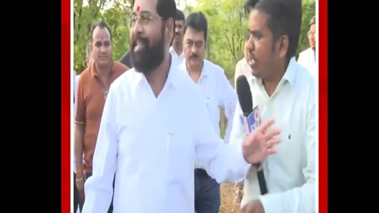 DCM Shinde VIDEO: 'राज-उद्धव ठाकरे एकत्र येणार..' एकनाथ शिंदेंनी माइकच झिडकारला, शिंदेंना एवढा राग का आला? एकनाथ शिंदे प्रचंड चिडले (Video Grab: Tv9 Marathi Instagram)