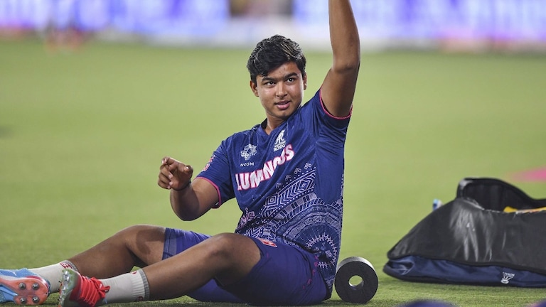 14 व्या वर्षीच IPL खेळला अन् पहिल्याच चेंडूत सिक्स; Google CEO ला चकित करणारा वैभव सूर्यवंशी आहे तरी कोण? 14 व्या वर्षीच IPL डेब्यू आणि पहिल्याच चेंडूत सिक्स मारणारा वैभव सूर्यवंशी कोण?