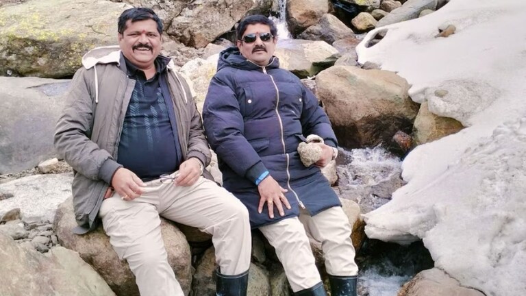 सारख्याच नावामुळे नातेवाईक गोंधळले, सांगलीच्या संतोष जगदाळेंसोबत काश्मीरमध्ये काय घडलं? सांगलीचे संतोष जगदाळे त्यांच्या मित्रासोबत