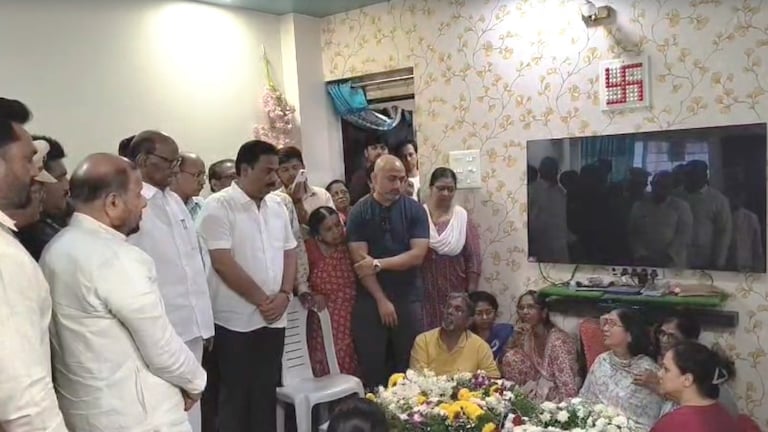 'टिकली काढून फेकली, अल्ला हू अकबर म्हणाली तरी माझ्या नवऱ्याला...' कौस्तुभच्या पत्नीचा पवारांसमोरच टाहो शरद पवारांसमोर कौस्तुभच्या पत्नीला अश्रु अनावर