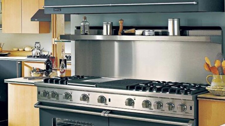 Vastu Tips For Kitchen : किचनमध्ये चुकूनही 'या' पदार्थांचे डब्बे रिकामे ठेऊ नका, नाहीतर कंगालच व्हाल! Vastu Tips For Kitchen