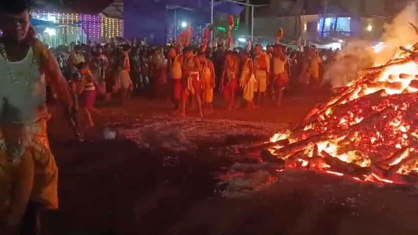 देवीच्या मंदिरासमोर आगीवरून का चालतात भक्त?