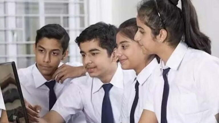 12th Result 2025 : 'या' तारखेला 1 वाजता बारावीचा निकाल होणार जाहीर! 'या' वेबसाईट्सवर पाहू शकता रिझल्ट HSC Result 2025 Latest Update