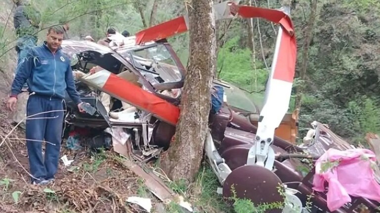 हेलिकॉप्टर खोल दरीत कोसळलं, मुंबईतील चार प्रवाशांसह 6 जणांचा दुर्दैवी मृत्यू! हेलिकॉप्टर अपघातात मुंबईतील चार प्रवाशांसह 6 जणांचा दुर्दैवी मृत्यू!