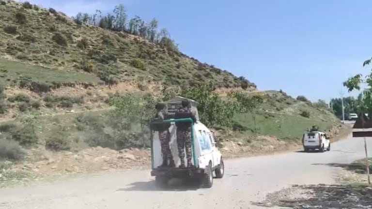 जम्मू-काश्मीमध्ये मोठी चकमक, सैन्याने दशतवाद्यांना घेरलं, 1 ठार.... ते' पोस्टर्स लावलेल्या भागात काय घडलं? Mumbai Tak