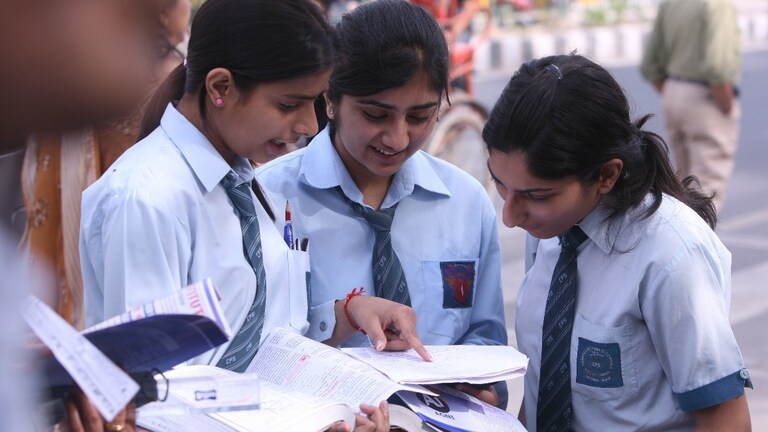 CBSE 12th Result: CBSE 12 वीचा निकाल जाहीर, किती टक्के विद्यार्थी झाले पास? असा पाहा तुमचा निकाल CBSE 12वीचा निकाल जाहीर, किती टक्के विद्यार्थी झाले पास?