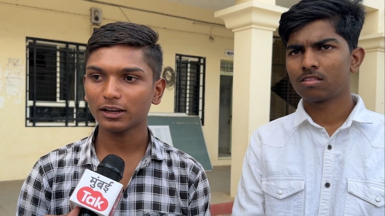 SSC Result: नादच खुळा! शेती करून दहावीत मिळवले 100 टक्के गुण, 'त्या' विद्यार्थ्यांची संपूर्ण महाराष्ट्रात होतेय चर्चा Students Got 100 Percent In SSC Exam 2025