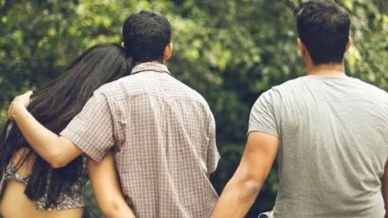 नवरा टेरेसवर झोपला होता, 3 पोरांच्या आईनं प्रियकराला बोलावलं, रुममधून आवाज आला अन्... Married Women Love Story Viral