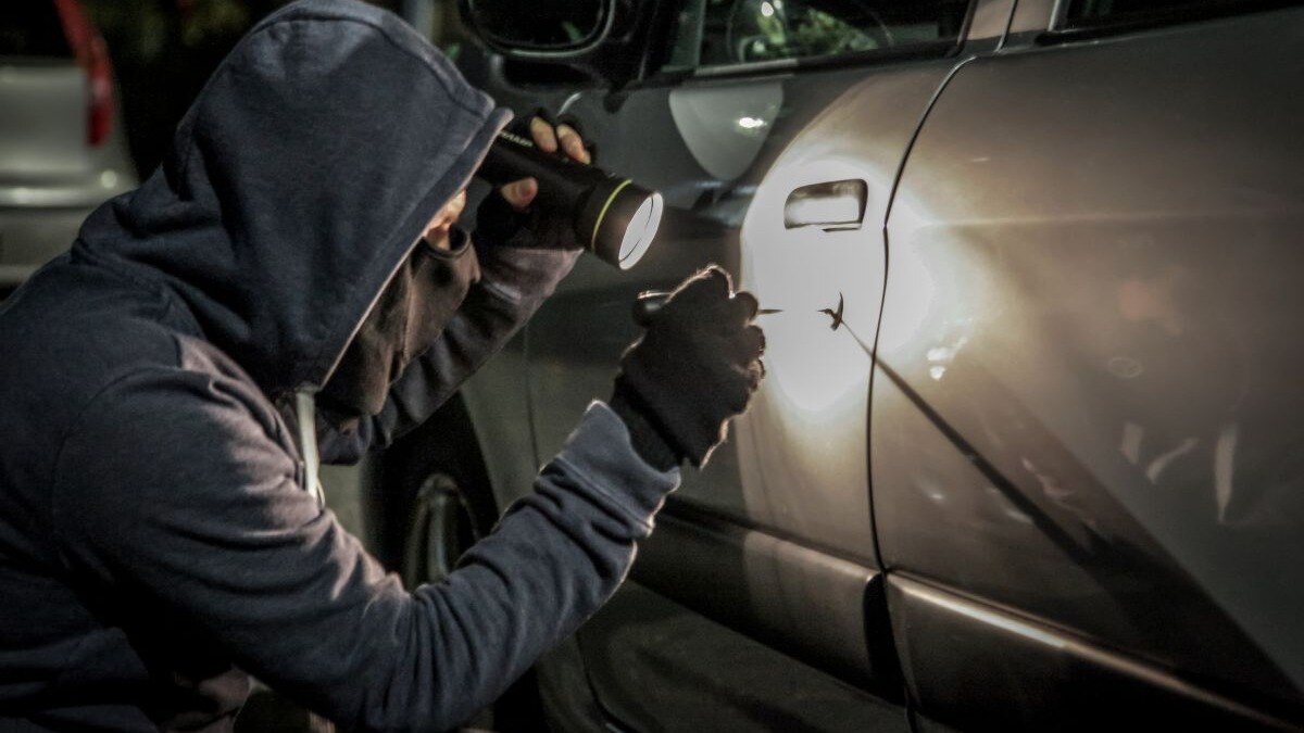 मुंबईकरांच्या चोरलेल्या गाड्या जातात गुजरात, मध्यप्रदेशात.. 