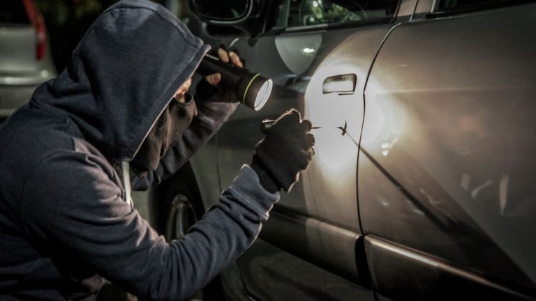 मुंबईकरांच्या चोरलेल्या गाड्या जातात गुजरात, मध्यप्रदेशात.. पण त्यांचं होतं तरी काय? मुंबईकरांच्या चोरलेल्या गाड्या जातात गुजरात, मध्यप्रदेशात..